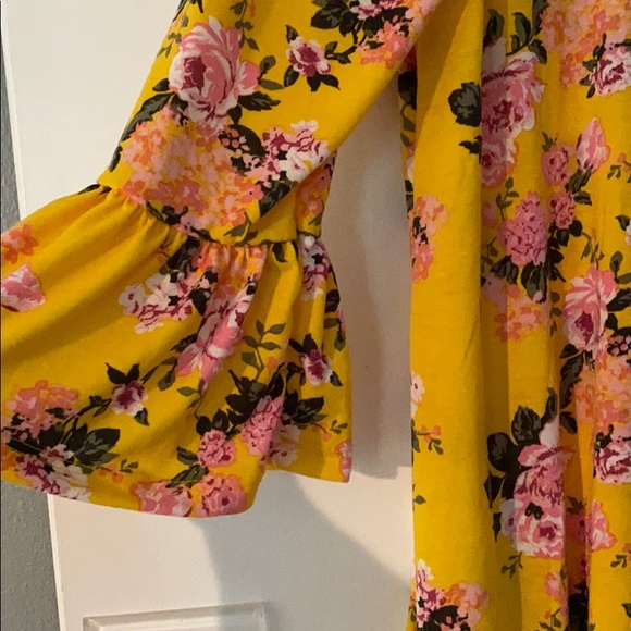 🆕 Beautiful Yellow Top - Picture 2 of 5